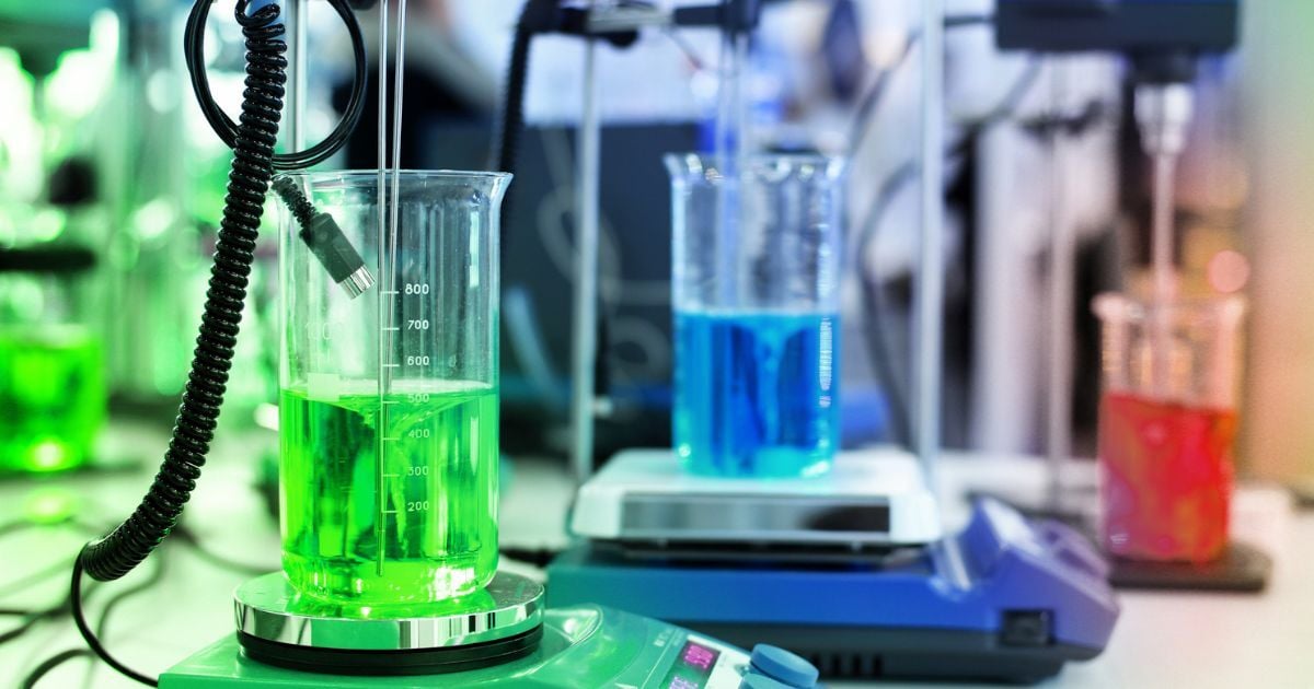 Different magnetic stirrers with different flasks working with different loads.