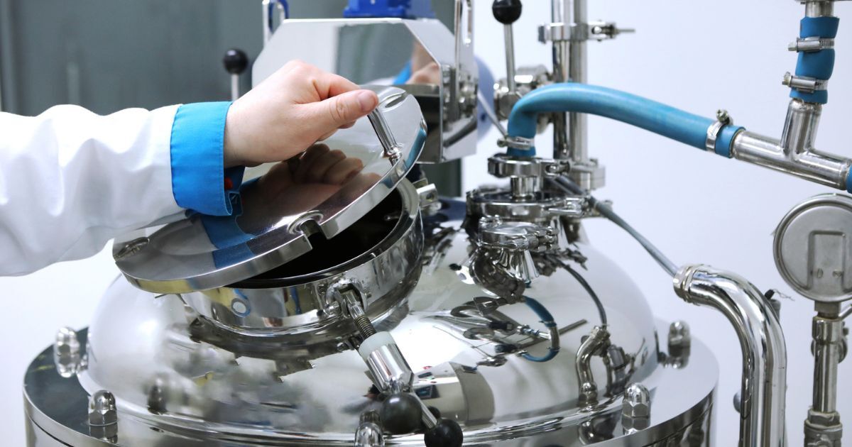 Solvent Tanks & Storage Vessels: Choosing the Right Containment Strategy